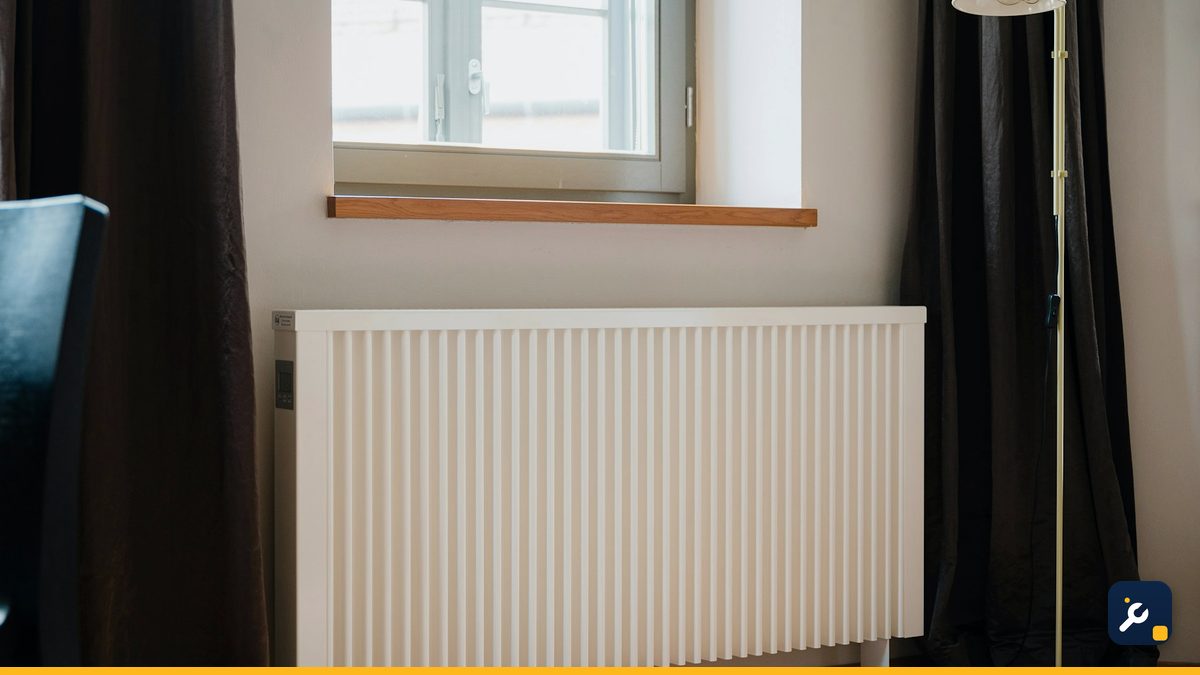 Pencere altında beyaz panel petek